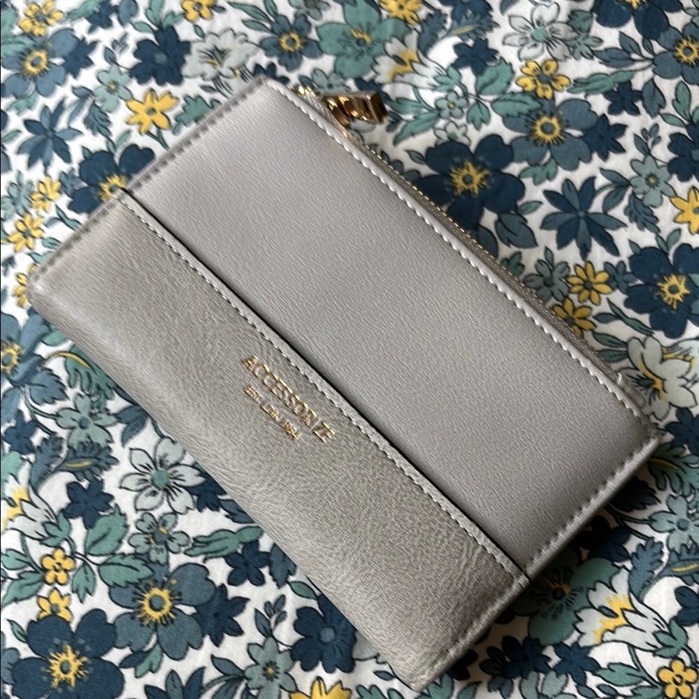 NWOT Two-Tone Gray Faux Leather Women’s Wallet by Accessorize. Great gift.